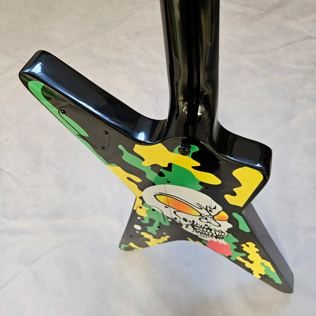 Guitarra eléctrica con diseño de estrellas y estampado de camuflaje, estampado de camuflaje en negro, verde y amarillo, pastillas HS, trémolo con doble sistema de bloqueo, herrajes negros, calidad superior.