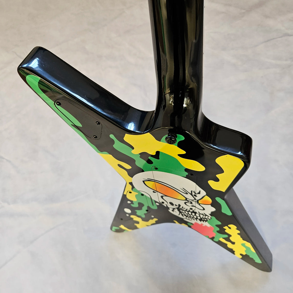 Guitarra eléctrica con diseño de estrellas y estampado de camuflaje, estampado de camuflaje en negro, verde y amarillo, pastillas HS, trémolo con doble sistema de bloqueo, herrajes negros, calidad superior.