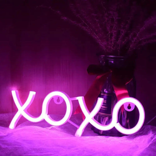 Letrero luminoso LED con texto XOXO rosa y corazones, decorativo para pared