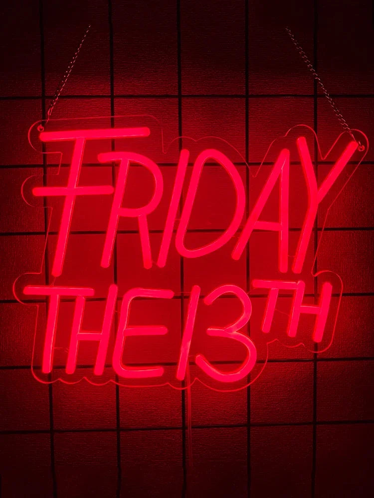Letrero de neón rojo 'Friday the 13th' iluminado, vista frontal con cadena superior.