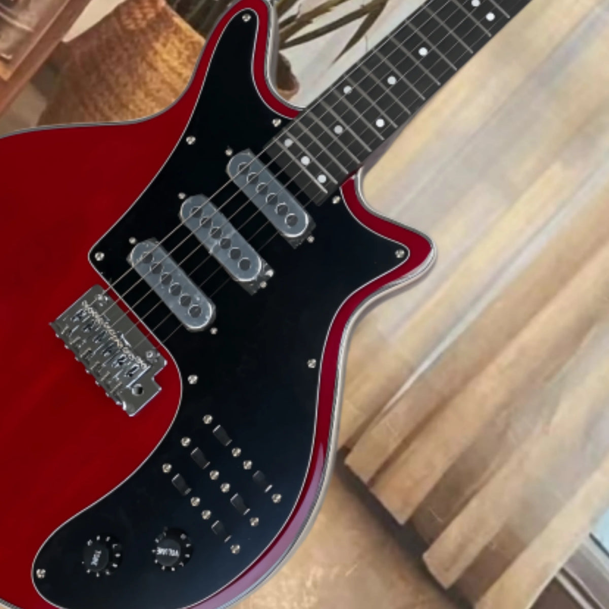 Guitarra eléctrica roja de 6 cuerdas con protector negro, pastillas SSS, guitarra de tono brillante y claro, guitarra eléctrica elegante y distintiva