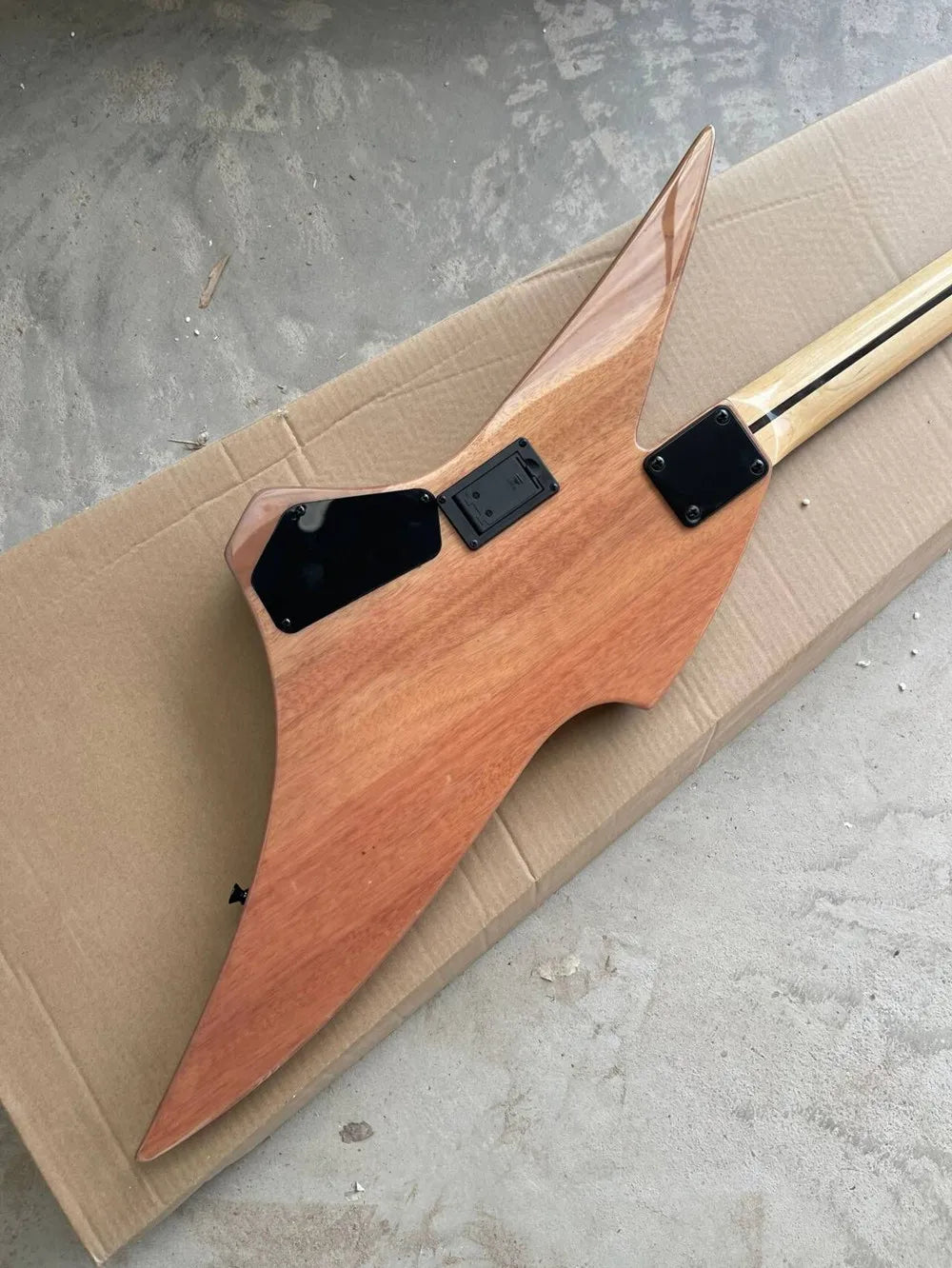 Guitarra Eléctrica de 6 Cuerdas con Forma Inusual, Diapasón de Palisandro y Herrajes Negros, Ofrecemos Servicio Personalizado