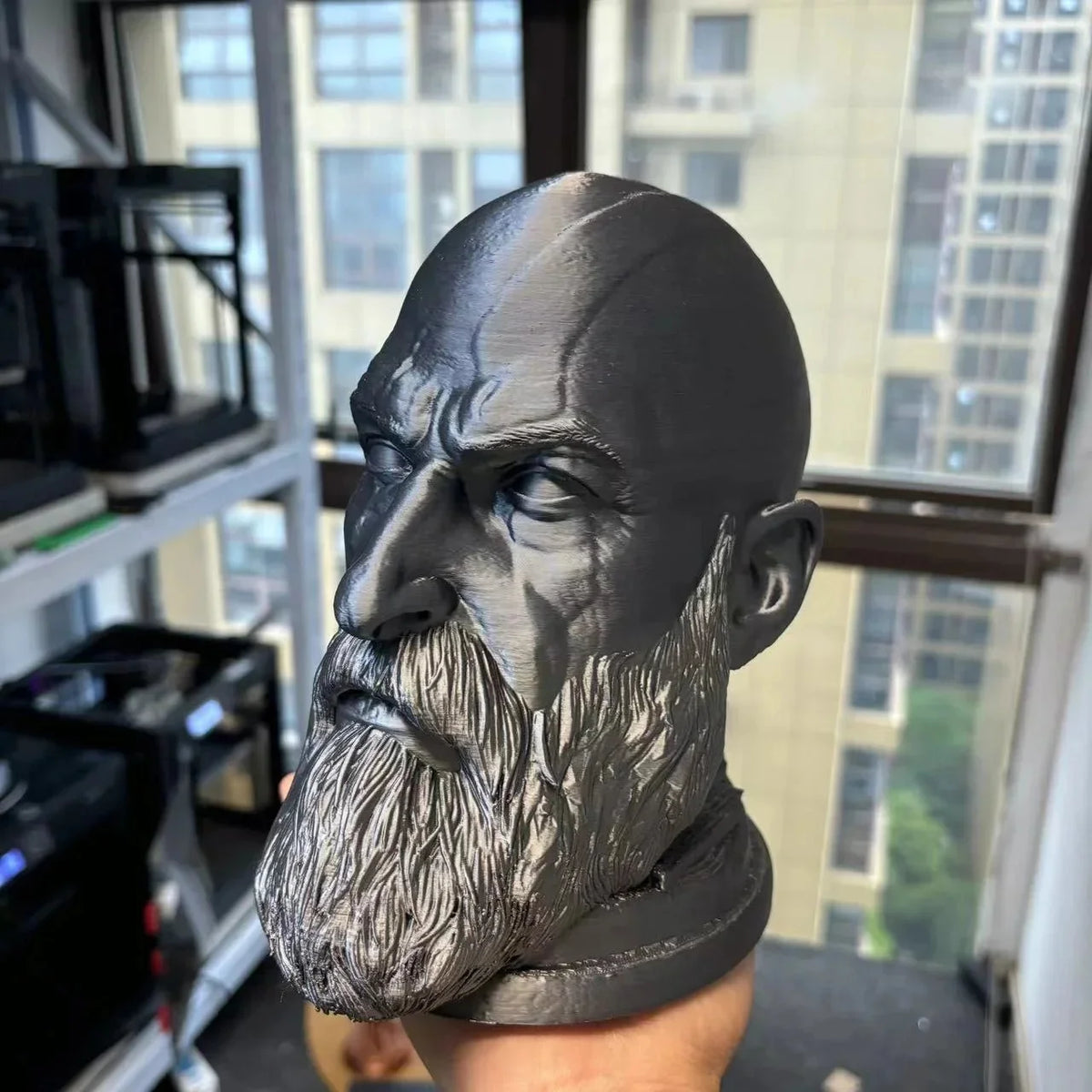 Estatua de Kratos de God of War, soporte para auriculares, personajes de juego, figuras, juguete, modelo de cabeza para escritorio, soporte para auriculares de computadora