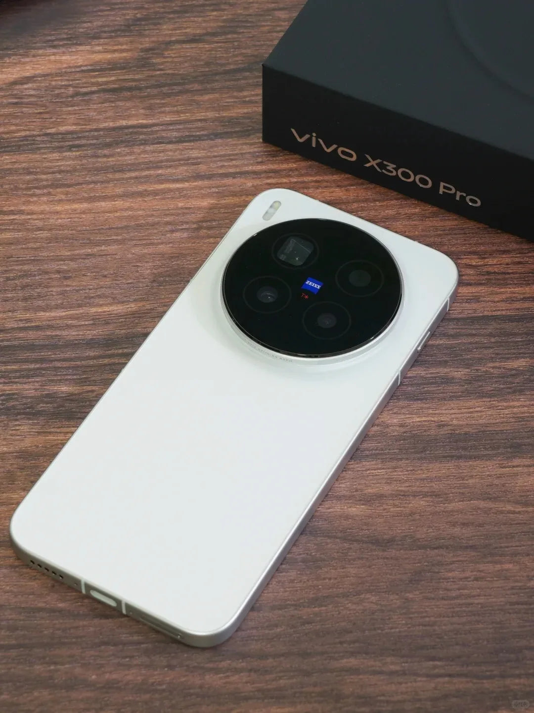 Vivo X300 Pro procesador Dimensity 9500/3nm, batería de 6510mAh, carga rápida de 90W, pantalla AMOLED de 6.78 pulgadas, teleobjetivo Zeiss de 200MP