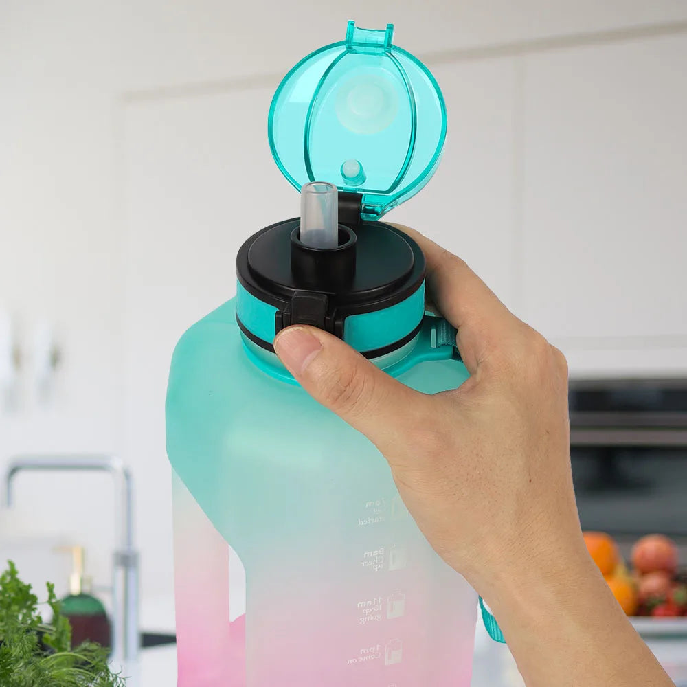Botella de agua grande de 2,2 litros con marcador de tiempo con asa, jarra enorme de gran capacidad de medio galón a prueba de fugas de paja para entrenamiento, gimnasio y Fitness