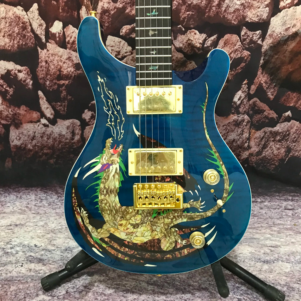 Nueva guitarra eléctrica de 6 cuerdas personalizada de fábrica, color azul pájaro con diseño de dragón, herrajes dorados, cuerpo de caoba, entrega rápida.