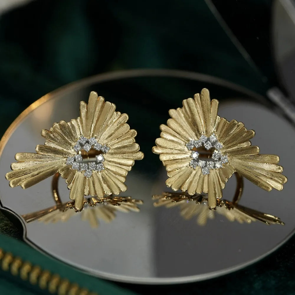 UBESTNICE Popular joyería de oro amarillo sólido Real de 18K AU750 diseño de flor Irregular pendientes de Clip de gota de diamantes naturales para mujer