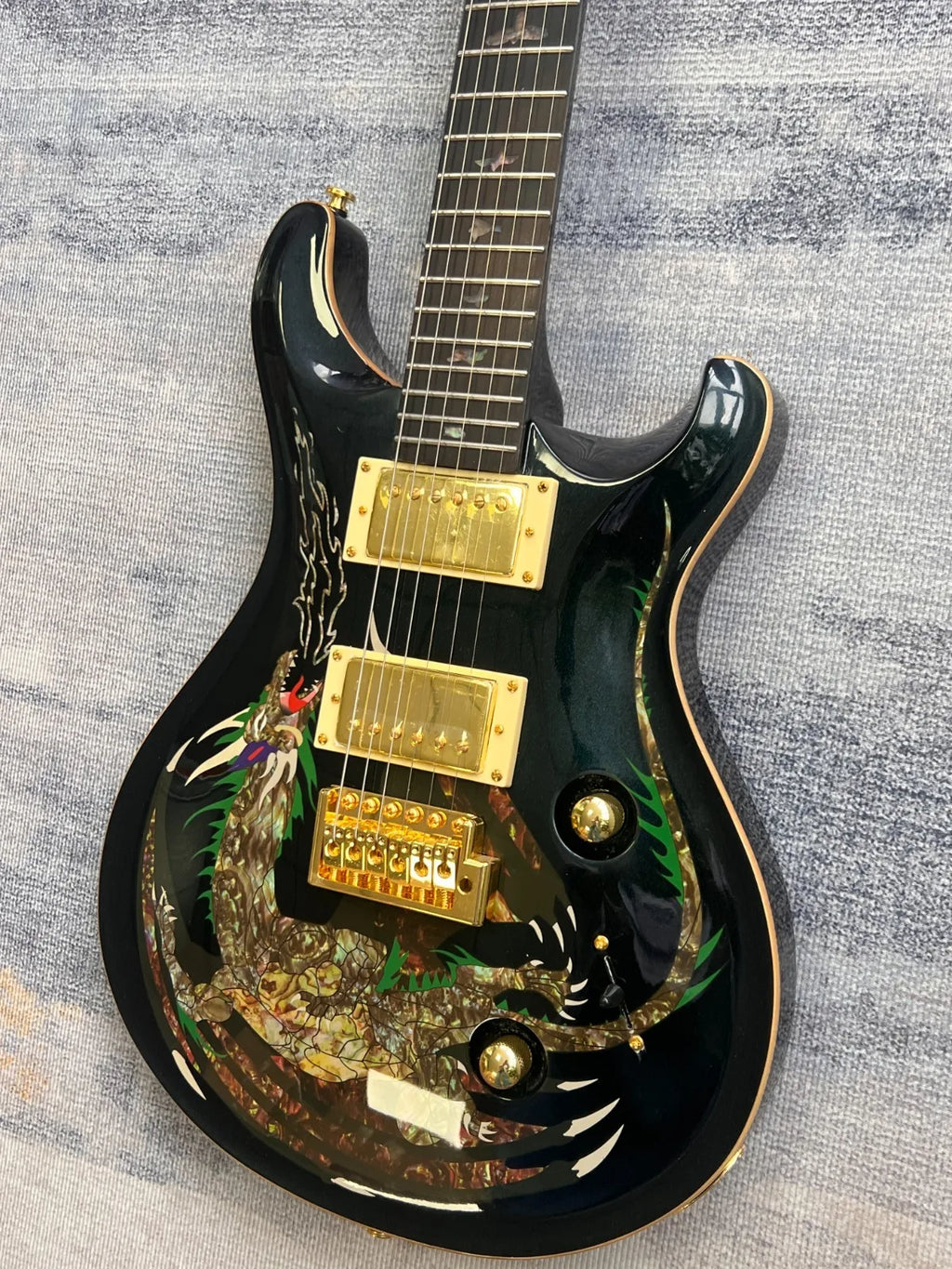 Guitarra negra personalizada con incrustaciones de abulón y herrajes dorados, trémolo HH, modelo 2026, nueva, 842