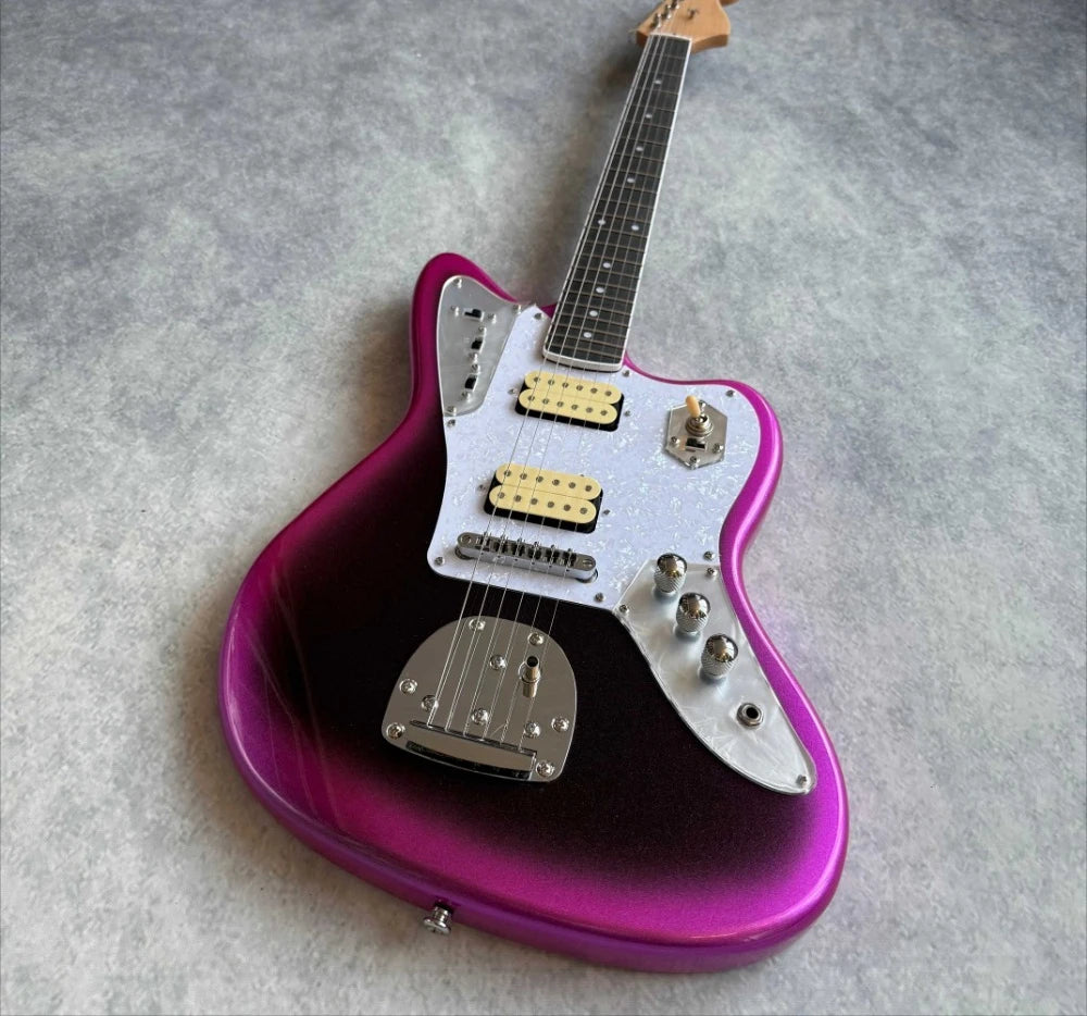 Guitarra eléctrica de cuerpo negro con acabado metálico púrpura, protector de cuerdas blanco nacarado, pastillas HH, sistema de trémolo de estilo vintage, cuerpo sólido de diseño offset.