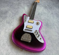 Guitarra eléctrica de cuerpo negro con acabado metálico púrpura, protector de cuerdas blanco nacarado, pastillas HH, sistema de trémolo de estilo vintage, cuerpo sólido de diseño offset.