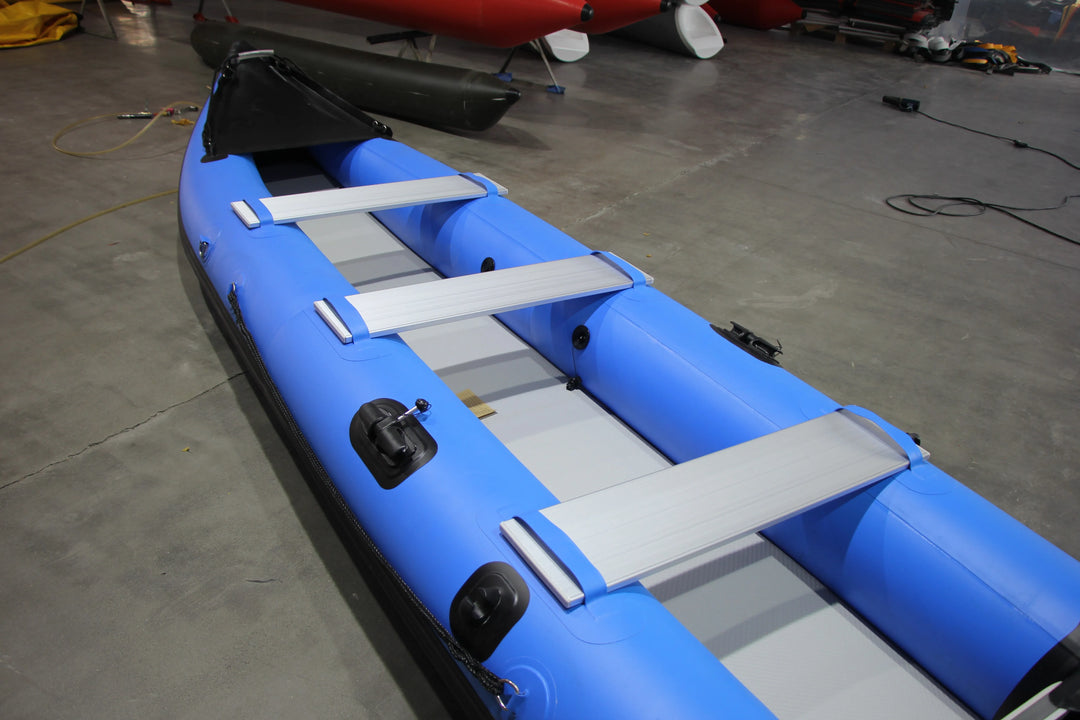 Canoa con Motor eléctrico de nuevo diseño, barco de esquí y Kayak, sentado en la parte superior para pescar y remo para aventuras al aire libre