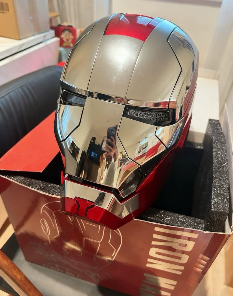 1/1 Casco de Iron Man, modelos Mk5, Mk50 y Mk17. Casco que se puede usar y transformar, con activación por voz de Jarvis y apertura y cierre eléctricos. Artículo de colección.