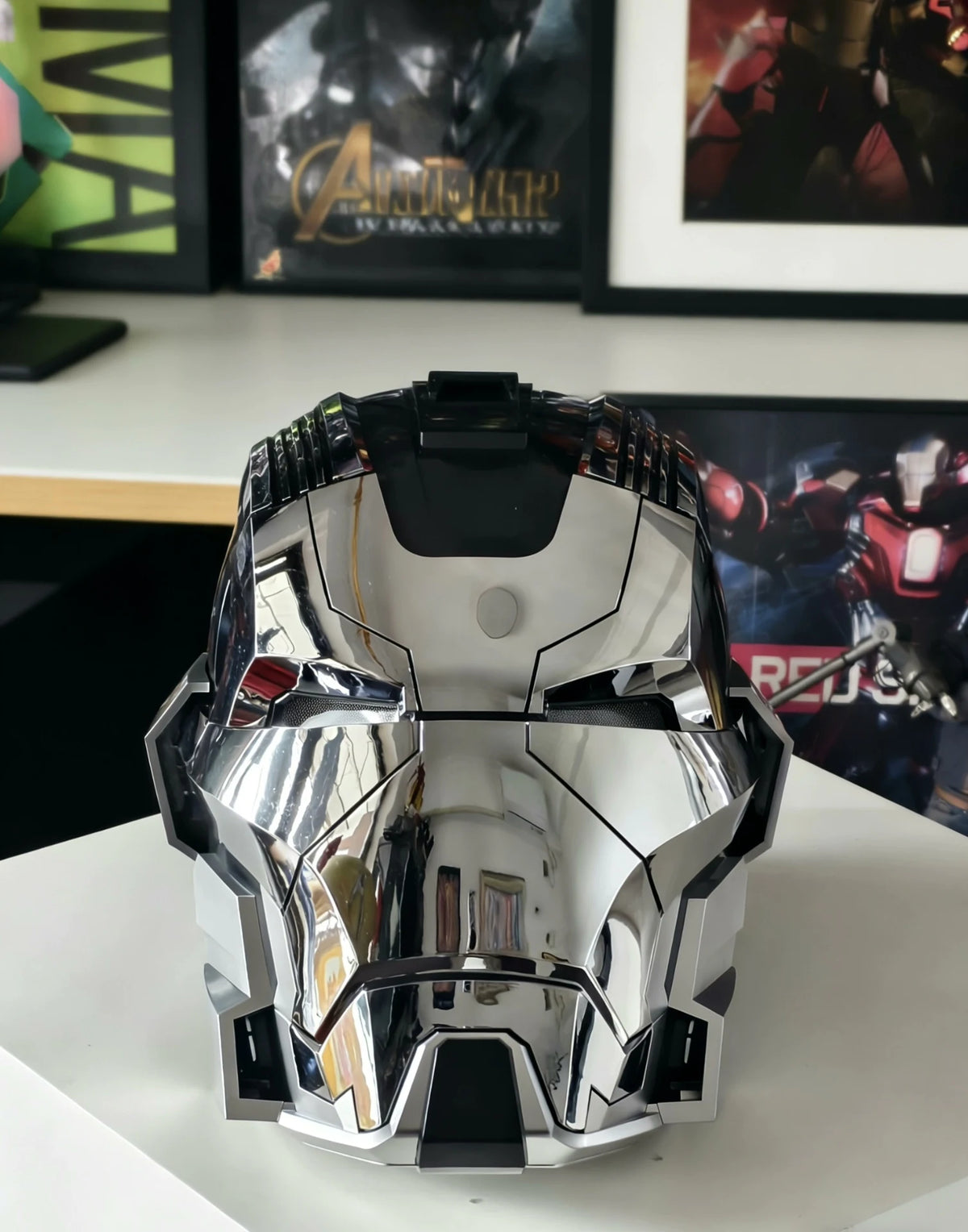 1/1 Casco de Iron Man, modelos Mk5, Mk50 y Mk17. Casco que se puede usar y transformar, con activación por voz de Jarvis y apertura y cierre eléctricos. Artículo de colección.