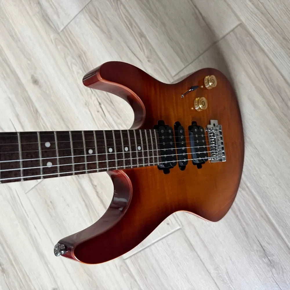 Guitarra eléctrica de cuerpo macizo de estilo moderno, con pastillas humbucker HH, tapa de chapa de arce flameado y acabado degradado tipo «sunburst».