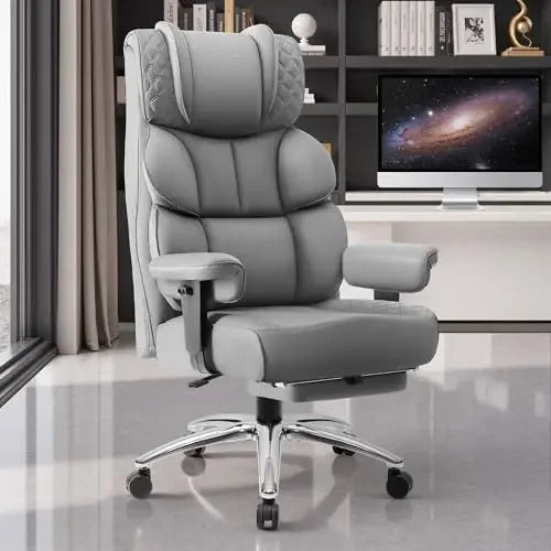 Silla de escritorio en cuero gris, respaldo alto, reposapiés reclinable.