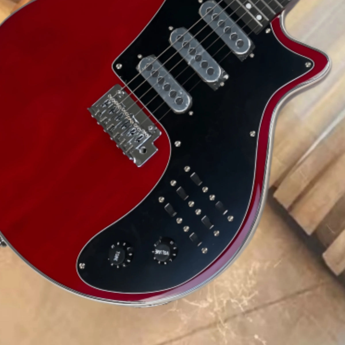 Guitarra eléctrica roja de 6 cuerdas con protector negro, pastillas SSS, guitarra de tono brillante y claro, guitarra eléctrica elegante y distintiva