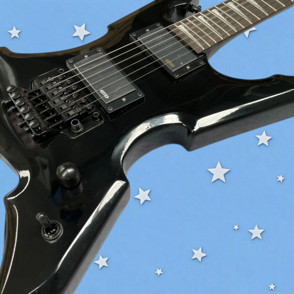 Guitarra eléctrica de diseño angular y color negro intenso, con herrajes completamente negros, pastillas HH, una guitarra de metal distinguida.