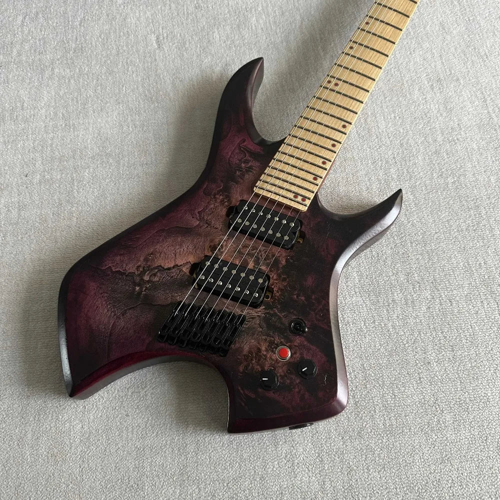 Guitarra eléctrica de 7 cuerdas con trastes en forma de abanico, de 648 mm a 670 mm, tapa de arce con vetas de color púrpura oscuro, incrustaciones de puntos rojos y puntos fluorescentes en los laterales del mástil.