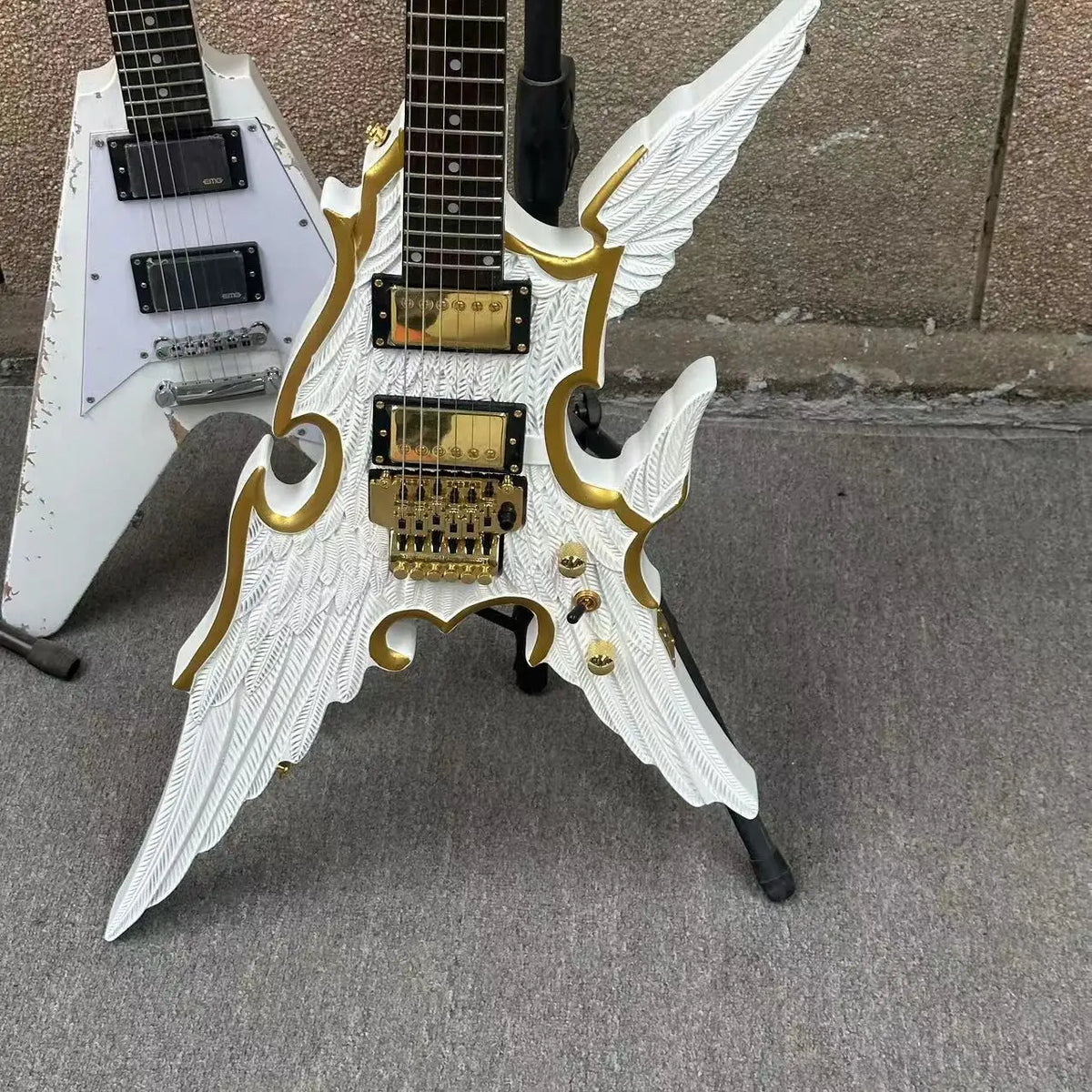 Guitarra eléctrica con alas de Ángel grabadas 6-S, HH, cuerpo blanco con piezas doradas, envío rápido gratis