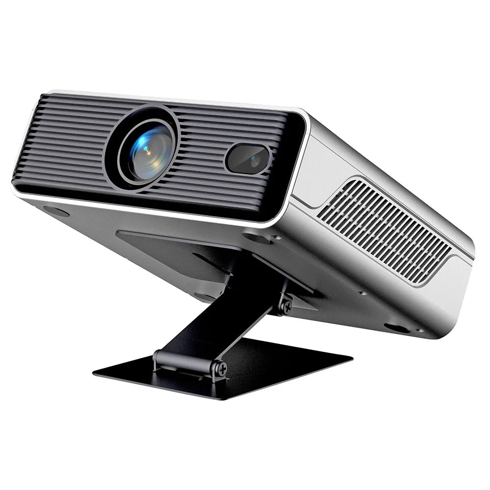 Proyector plateado de cerca con lentes frontales y rejillas laterales