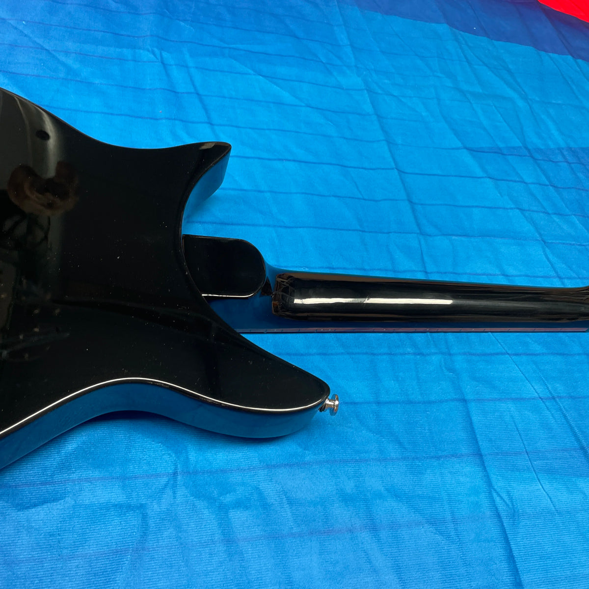 Nueva guitarra Rick Signature 325 negra 2026 con herrajes cromados