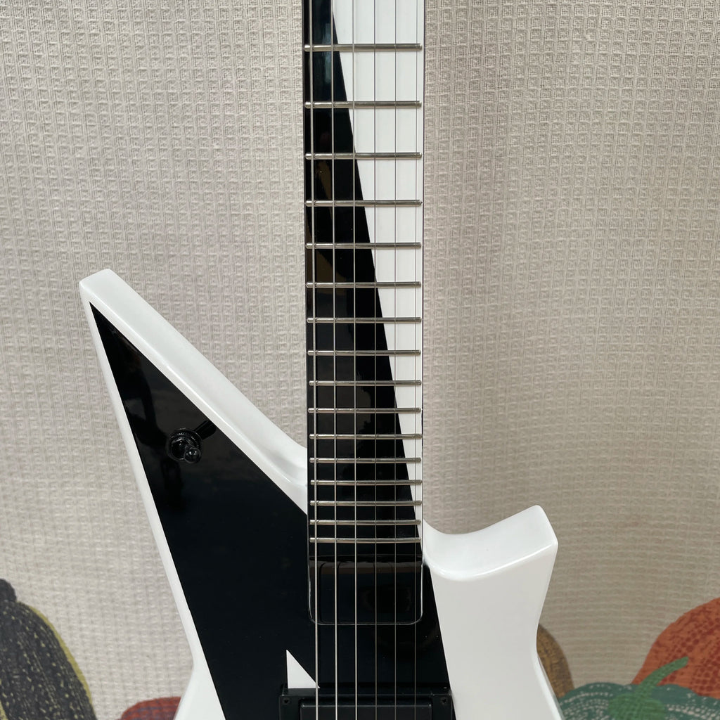 Guitarra eléctrica de 6 cuerdas con acabado en contraste blanco y negro, sistema de trémolo, guitarra con perillas de volumen dobles, una guitarra de estilo único