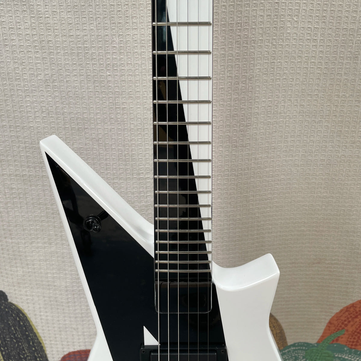Guitarra eléctrica de 6 cuerdas con acabado en contraste blanco y negro, sistema de trémolo, guitarra con perillas de volumen dobles, una guitarra de estilo único