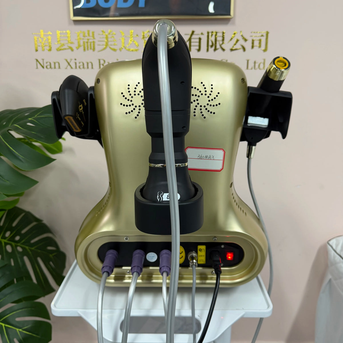 La nueva máquina 360MAX 25D HiFU, con tecnología 3 en 1, para el adelgazamiento facial no invasivo, el tratamiento antiedad y el reafirmamiento corporal.