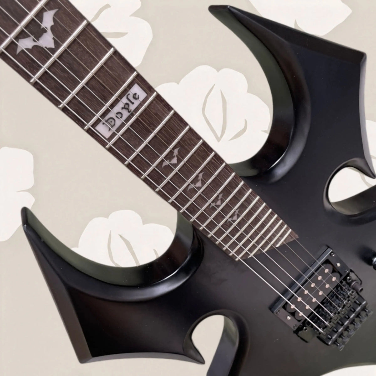 Guitarra eléctrica de color negro mate, 27 trastes, diseño angular con contornos artísticos, instrumento para tocar en un estilo de guitarra de gran impacto y para coleccionar.
