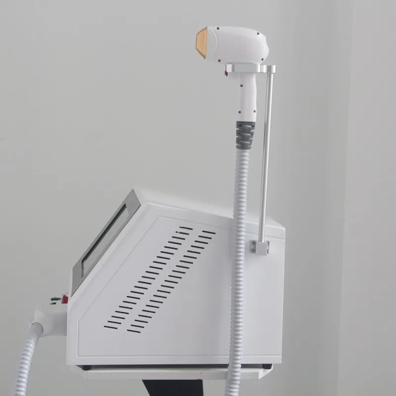 Dispositivo portátil de depilación láser con diodo de triple longitud de onda (755/808/1064 nm) y tecnología de enfriamiento por hielo. Depilación indolora. Certificación CE.