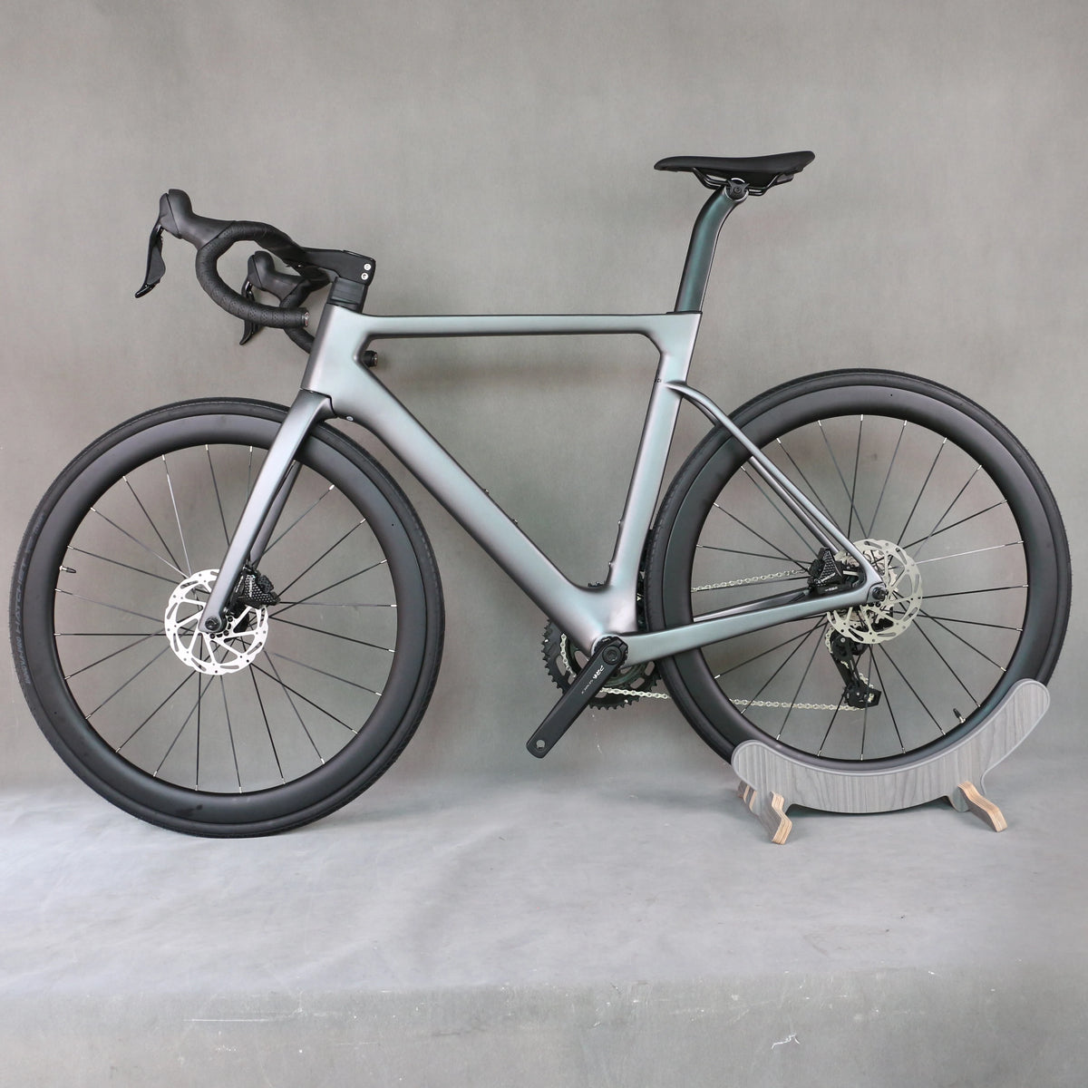 Nueva bicicleta de carretera TT-X42 de estilo más reciente, ligera, de carbono completo, con grupo eléctrico inalámbrico WheelTop y ruedas de carbono.