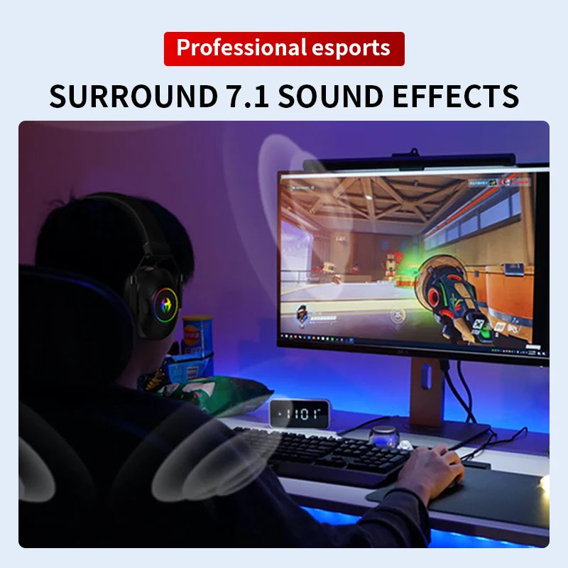 Auriculares gaming negros con luz RGB en las copas y micrófono, para PC.