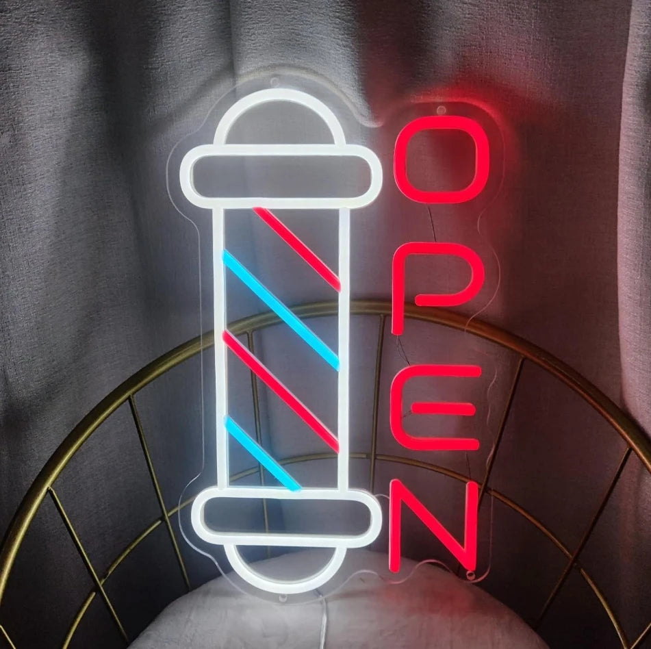 Rótulo de neón con poste de barbería y letras «OPEN» en rojo y azul