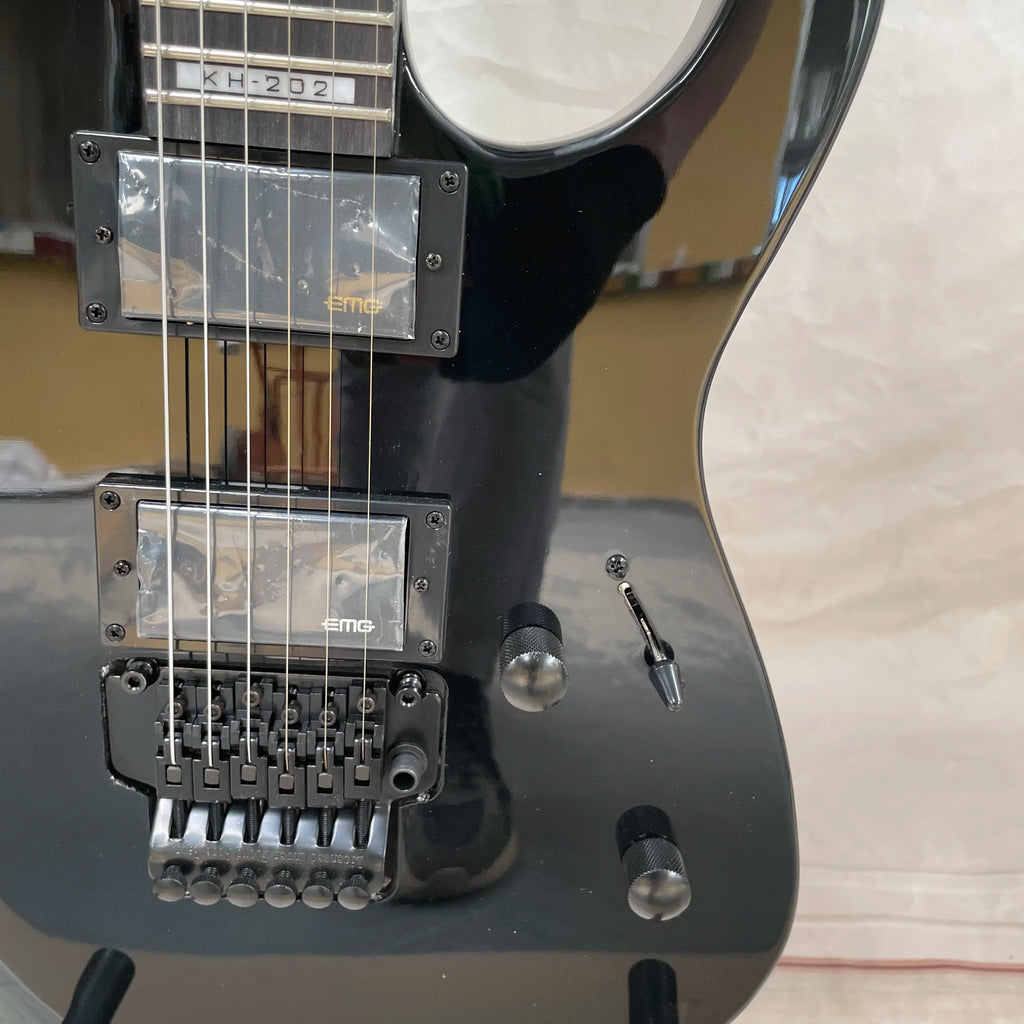 Guitarra eléctrica negra de 6 cuerdas con cuerpo de caoba, sistema de trémolo, herrajes negros, guitarra eléctrica metálica para speed-picking.