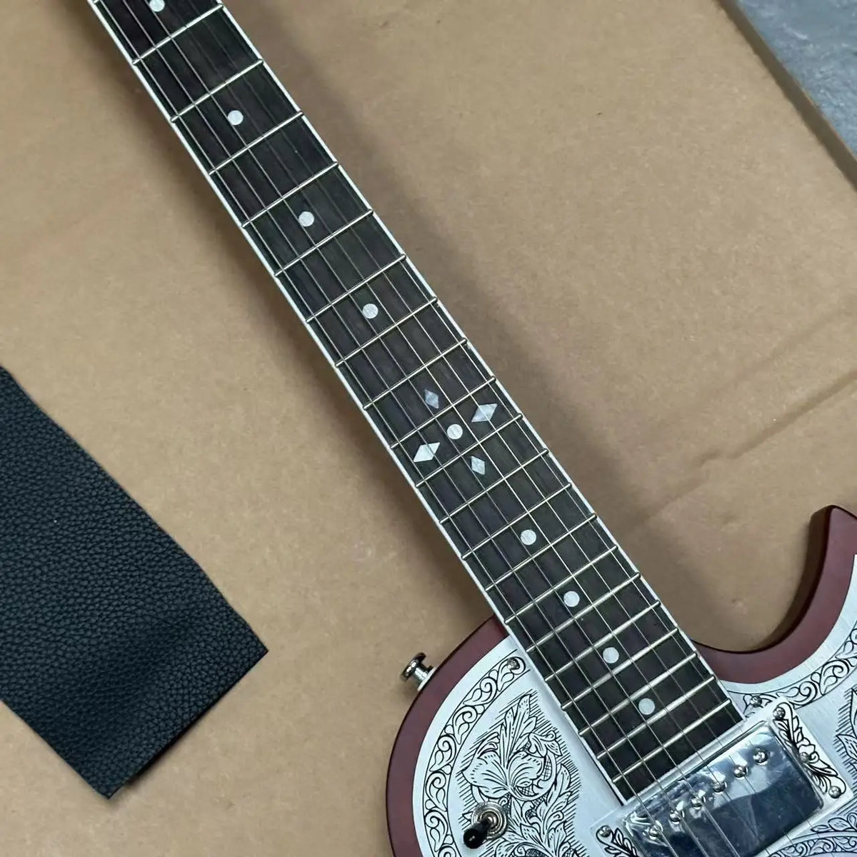Guitarra eléctrica de duraluminio tallada a mano con grabado floral en espiral, ribete rojo marrón, humbuckers HH, puente fijo y mástil de palisandro especial I