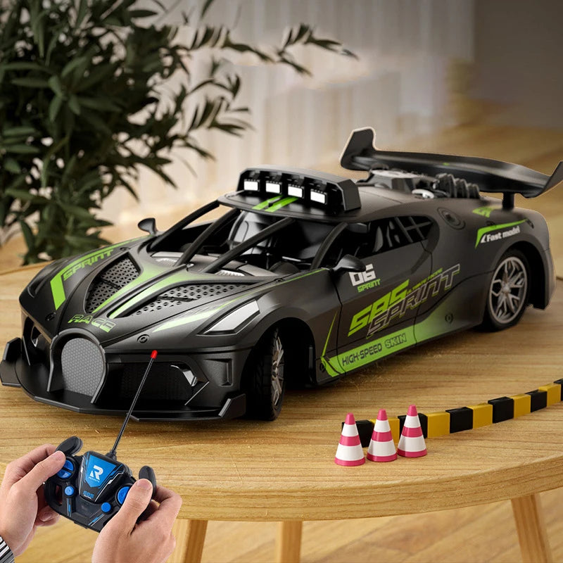 Carro RC teledirigido negro con franjas verdes y mando remoto en la mano.