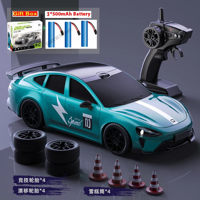 Coche RC de deriva 1:24 color verde azulado con control remoto y conos de entrenamiento