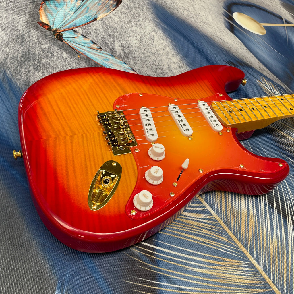 Guitarra eléctrica ST de 6 cuerdas con patrón de tigre degradado, tres pastillas de bobina simple, herrajes dorados, guitarra para presentaciones en escenario.
