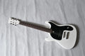 Guitarra Eléctrica de 6 Cuerdas con Cuerpo Blanco, Diapasón de Palisandro, Herrajes Cromados y Servicio de Personalización