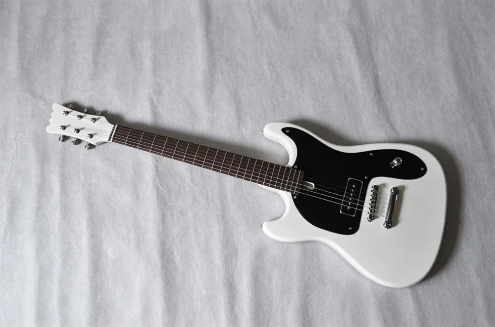 Guitarra Eléctrica de 6 Cuerdas con Cuerpo Blanco, Diapasón de Palisandro, Herrajes Cromados y Servicio de Personalización
