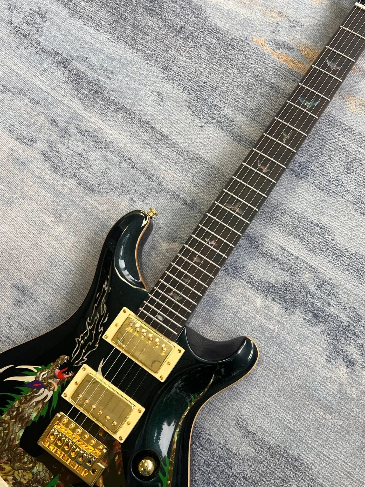 Guitarra negra personalizada con incrustaciones de abulón y herrajes dorados, trémolo HH, modelo 2026, nueva, 842