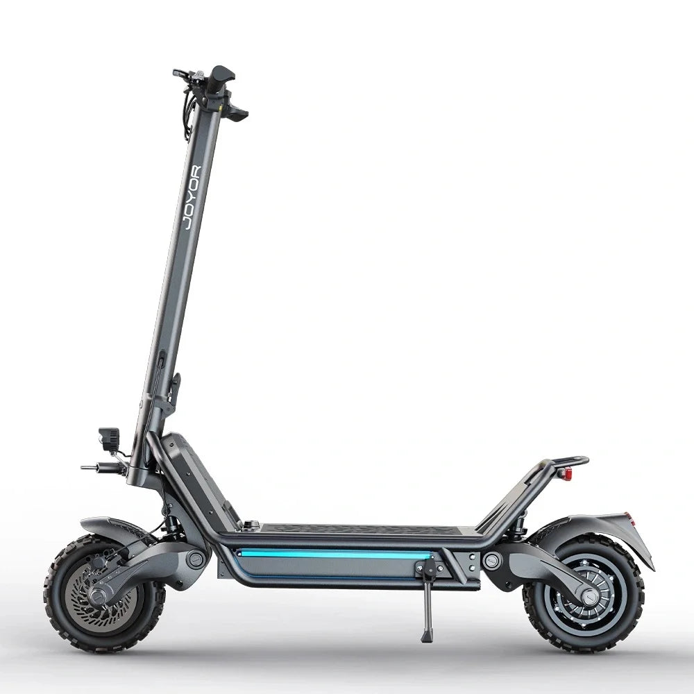 Patinete eléctrico plegable gris oscuro con franja azul, manillar y ruedas de goma
