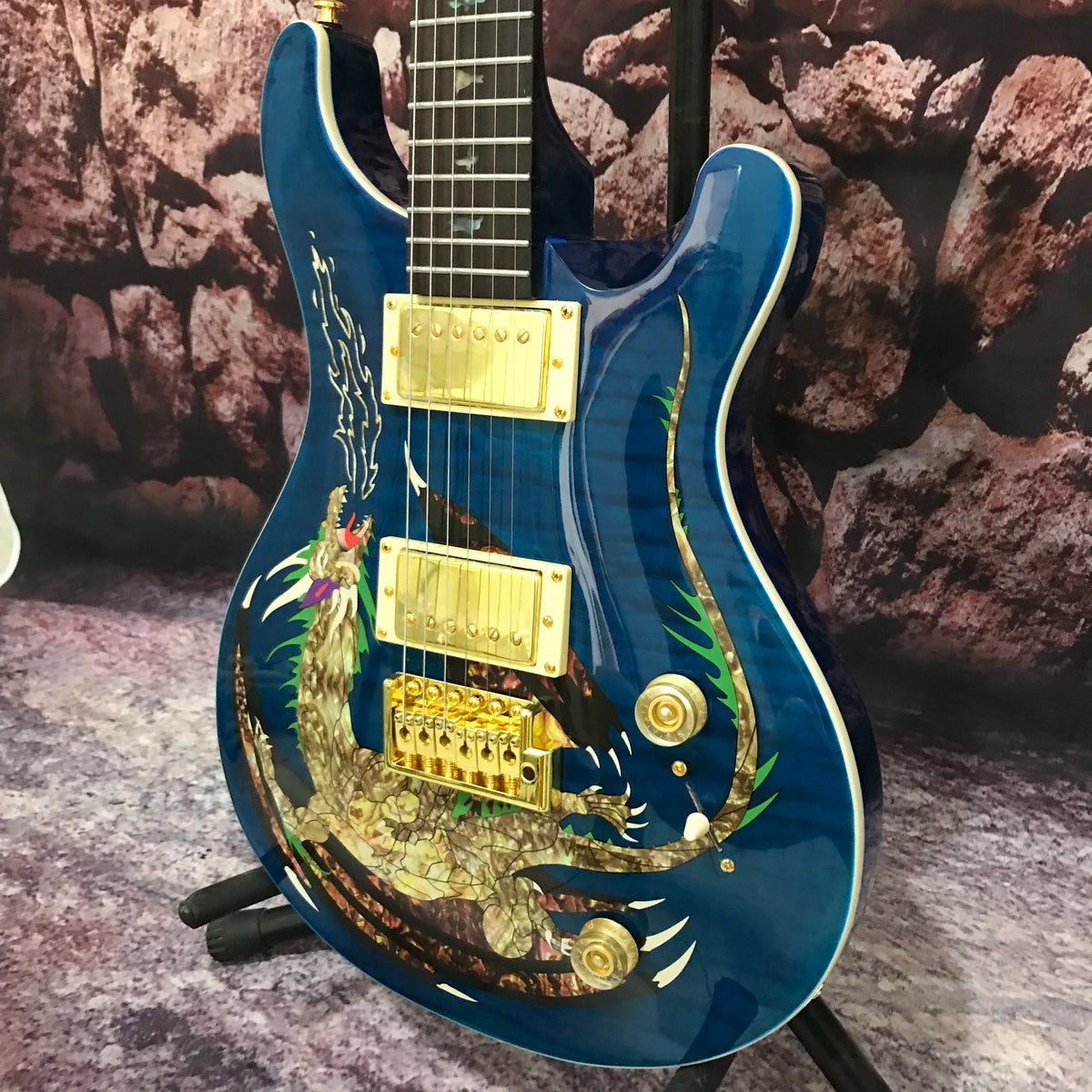 Nueva guitarra eléctrica de 6 cuerdas personalizada de fábrica, color azul pájaro con diseño de dragón, herrajes dorados, cuerpo de caoba, entrega rápida.