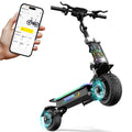 Patinete eléctrico negro con pantalla de app en el móvil y luces azules