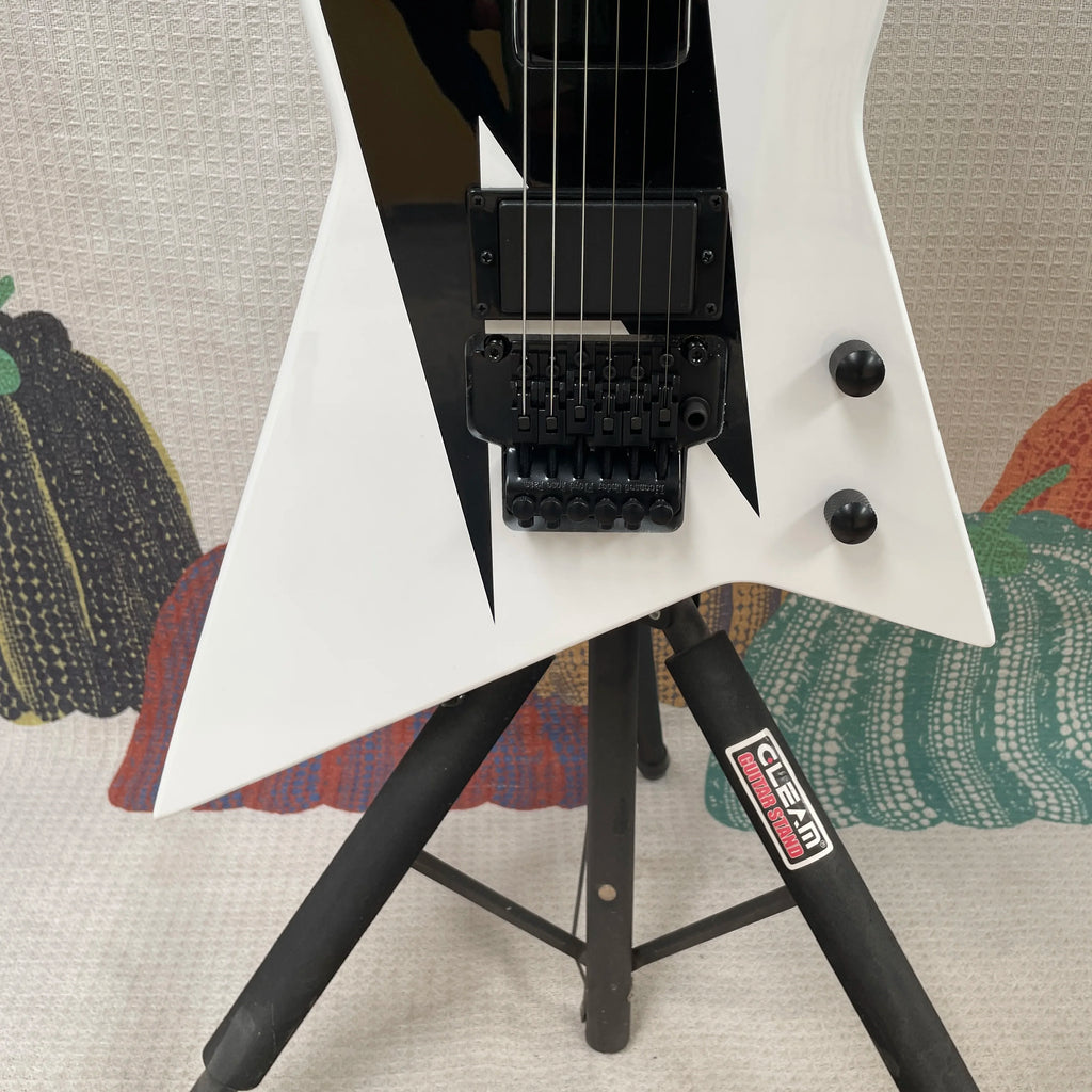 Guitarra eléctrica de 6 cuerdas con acabado en contraste blanco y negro, sistema de trémolo, guitarra con perillas de volumen dobles, una guitarra de estilo único