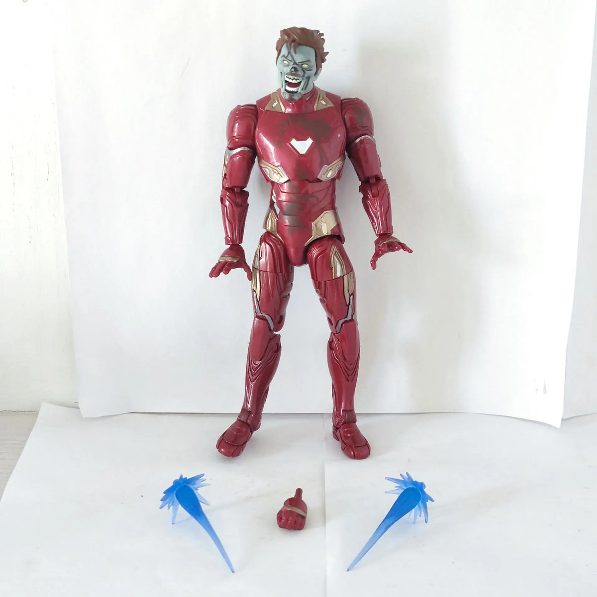 Figura de acción suelta de 6" de Marvel Legends: Iron Man Zombie Khonshu Wave