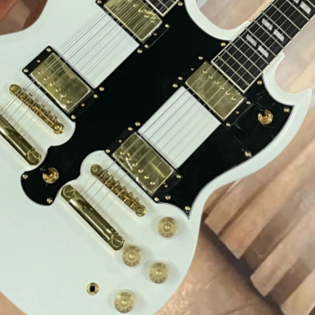 Guitarra eléctrica de doble cabezal blanca 12+6 con pickguard negro y herrajes dorados completos – Guitarra de rendimiento profesional