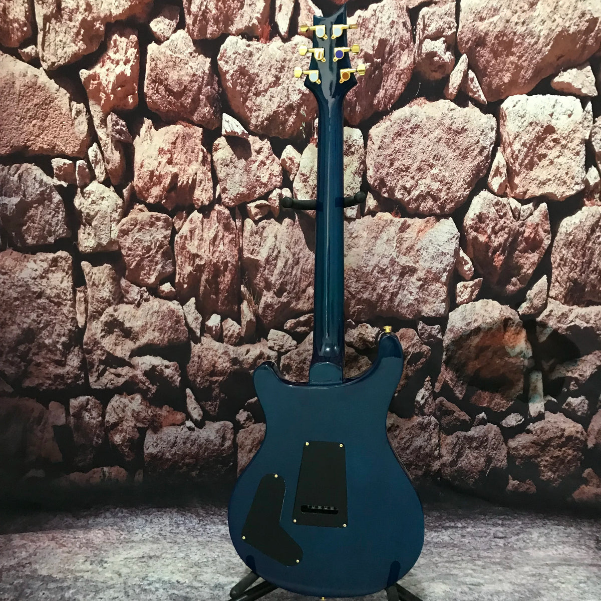 Nueva guitarra eléctrica de 6 cuerdas personalizada de fábrica, color azul pájaro con diseño de dragón, herrajes dorados, cuerpo de caoba, entrega rápida.