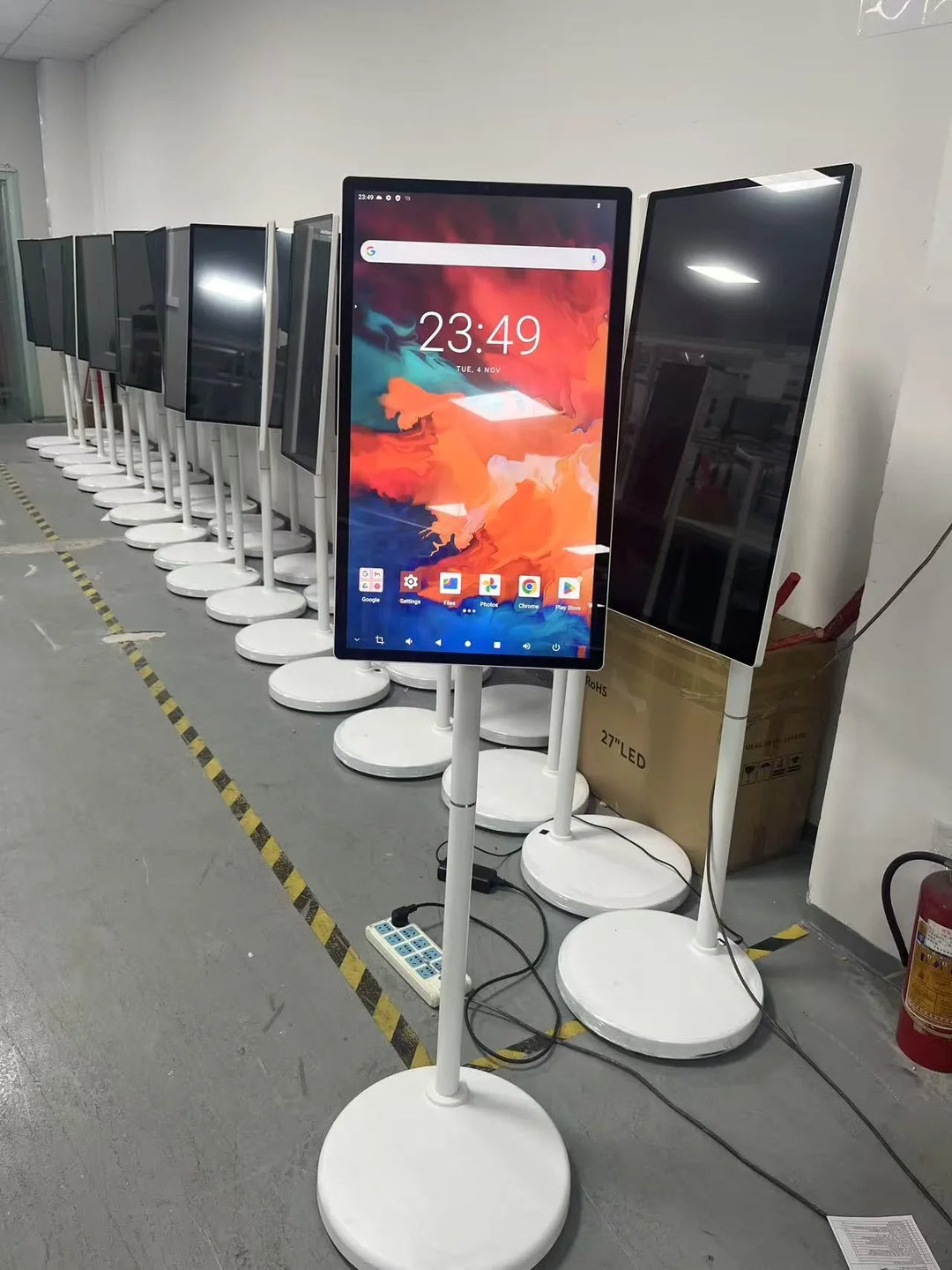 Televisor inteligente portátil con pantalla táctil, soporte giratorio y base móvil, ideal para el hogar, la oficina, la cocina o para usar en exteriores, con función de videollamada. Disponible en inventario en la Unión