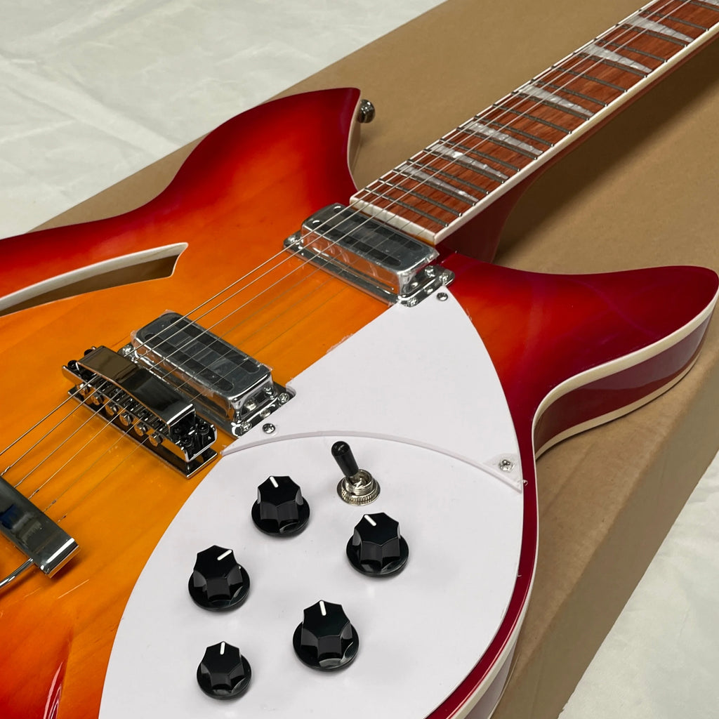 Guitarra eléctrica de 6 cuerdas, cuerpo semi-hueco con degradado de atardecer, pickguard blanco, perillas de volumen negras, guitarra para presentaciones en escenario.